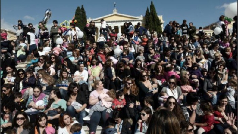 Ζάππειο: Εκατοντάδες μητέρες συμμετείχαν στο δημόσιο θηλασμό (pics)