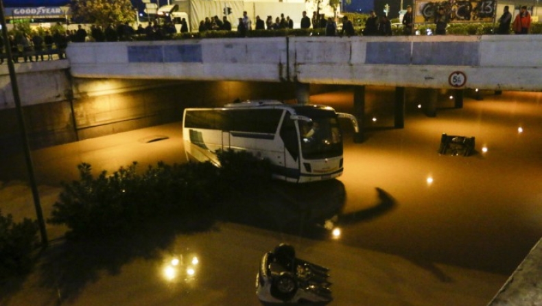 Πυροσβεστική: 86 απεγκλωβισμοί, ολονύχτια προσπάθεια