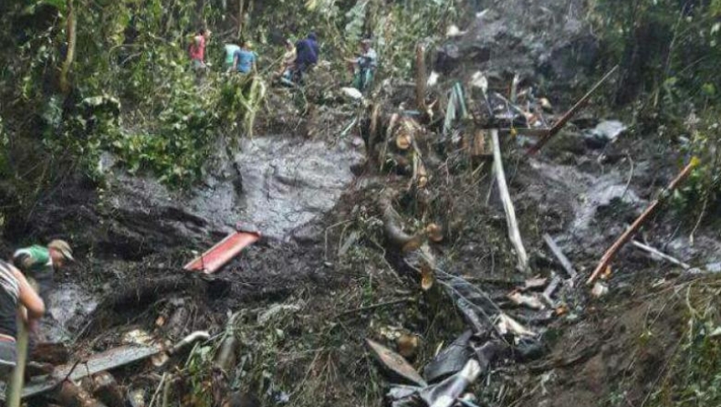 14 νεκροί από πτώση λεωφορείου σε χαράδρα στην Κολομβία (pics)