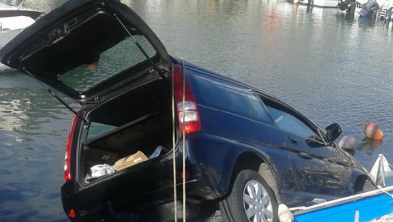 Νεκρός ο οδηγός οχήματος που έπεσε στη θάλασσα στη Μαρίνα Ζέας (pics)
