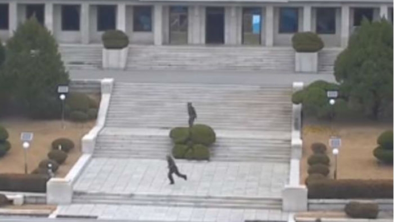 H στιγμή που ένας Βορειοκορεάτης στρατιώτης δέχεται πυρά επειδή αυτομόλησε (vid)