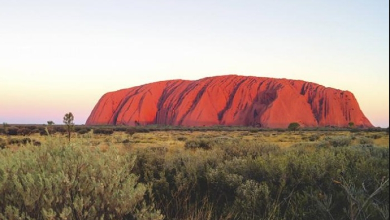 Η Αυστραλία απαγόρευσε την αναρρίχηση στον «ιερό βράχο» των Αβορίγινων (pics & vid)