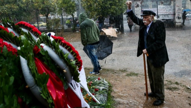 Μέσα στην καταρρακτώδη βροχή ο Μανώλης Γλέζος τιμά τους νεκρούς του Πολυτεχνείου (pics)