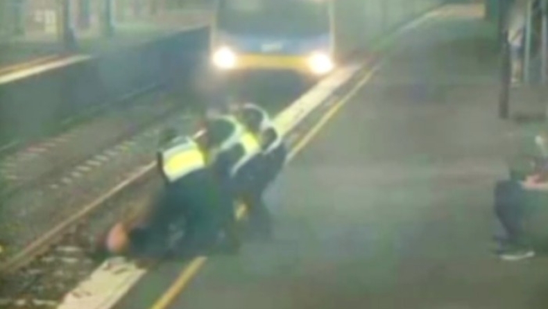 Η στιγμή που σώζουν γυναίκα από τις ράγες του τρένου! (vid)