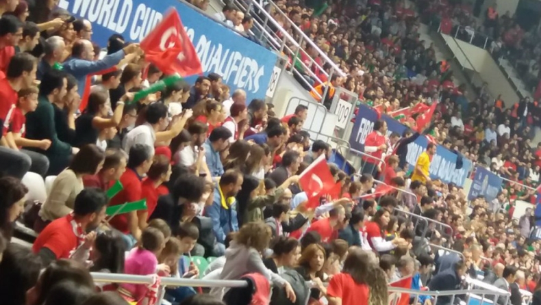 Οι Τούρκοι γέμισαν το γήπεδο στην Προύσα (pic)