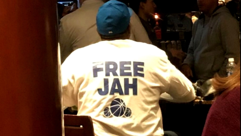 Με μπλούζα «ελευθερώστε τον Τζαλίλ» ο πατέρας του Όκαφορ (pic)