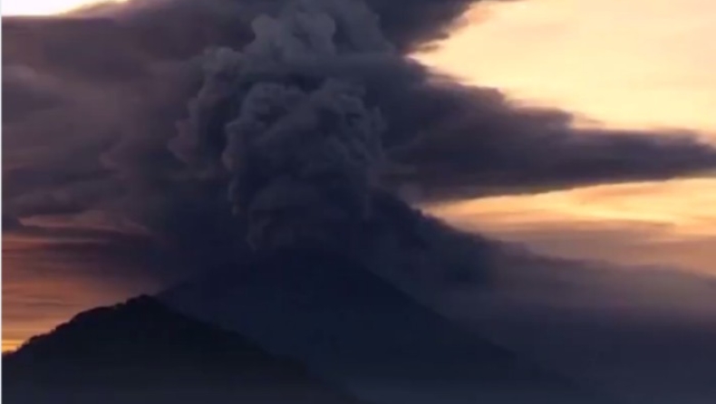 Eντυπωσιακές εικόνες από το ηφαίστειο στην Ινδονησία (vids)