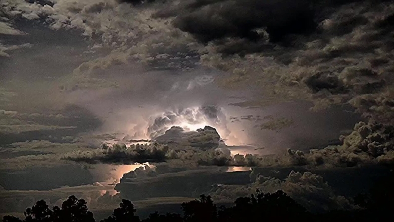 Η στιγμή που ο ουρανός της Αυστραλίας θύμισε... φωτορυθμικό (vid)