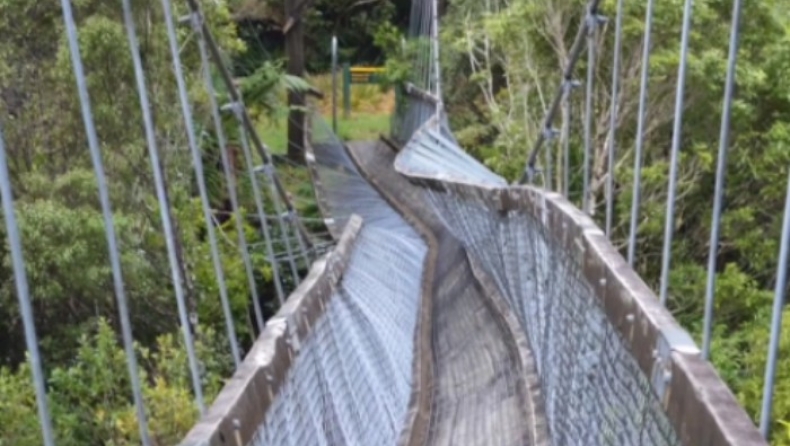 Mία γέφυρα καταρρέει την ώρα που τη διασχίζουν τουρίστες (pics & vid)