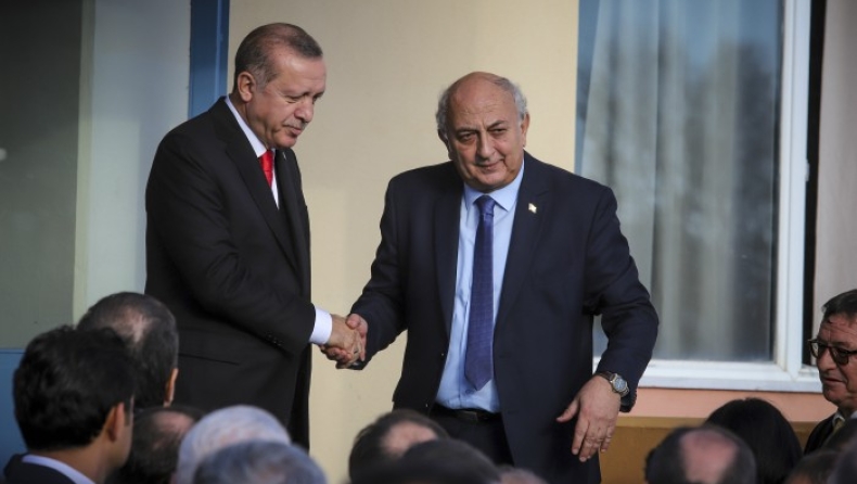 Επίσκεψη Ερντογάν: Αρνήθηκαν να του δώσουν μικρόφωνο κι εκείνος «παραπονέθηκε» σε... μαθήτρια (pics & vids)