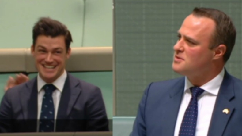 Αυστραλός βουλευτής έκανε πρόταση γάμου στον σύντροφό του... μέσα στη Βουλή (vid)