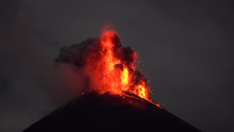 Οι εντυπωσιακοί «βρυχηθμοί» ηφαιστείου στο Εκουαδόρ (vid)