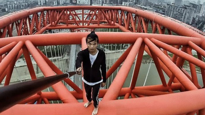 Η στιγμή που ένας 26χρονος πέφτει από τον ουρανοξύστη που ανέβηκε για selfie (vid)