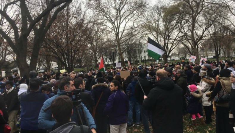 Μουσουλμάνοι προσευχήθηκαν μπροστά από τον Λευκό Οίκο για να διαμαρτυρηθούν