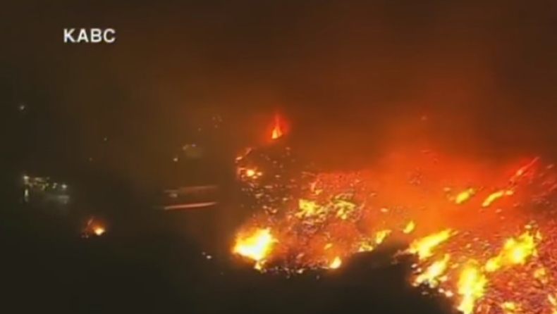 Πύρινη κόλαση: Οι φλόγες έφθασαν στο Λος Άντζελες! (vids)