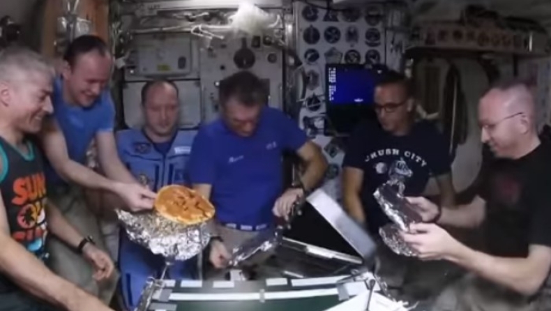 NASA: Πώς τρώμε... σπιτική πίτσα στο διάστημα (vid)