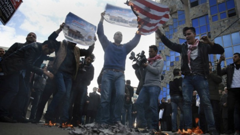 Σφοδρές συγκρούσεις στην Ιερουσαλήμ μετά τη «ναπάλμ» του Τραμπ (pics & vids)