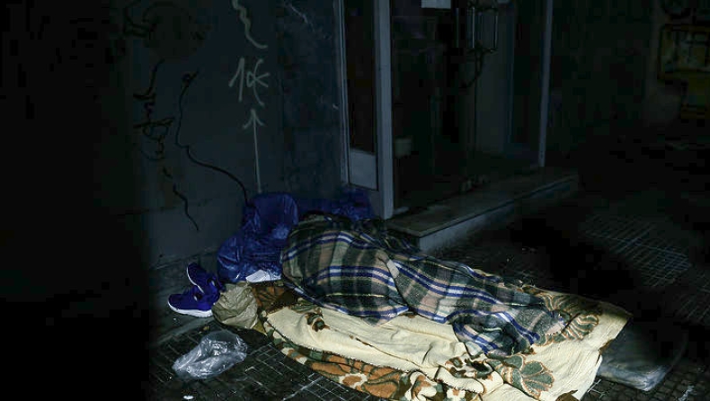 Οι άστεγοι στην νυχτερινή Αθήνα