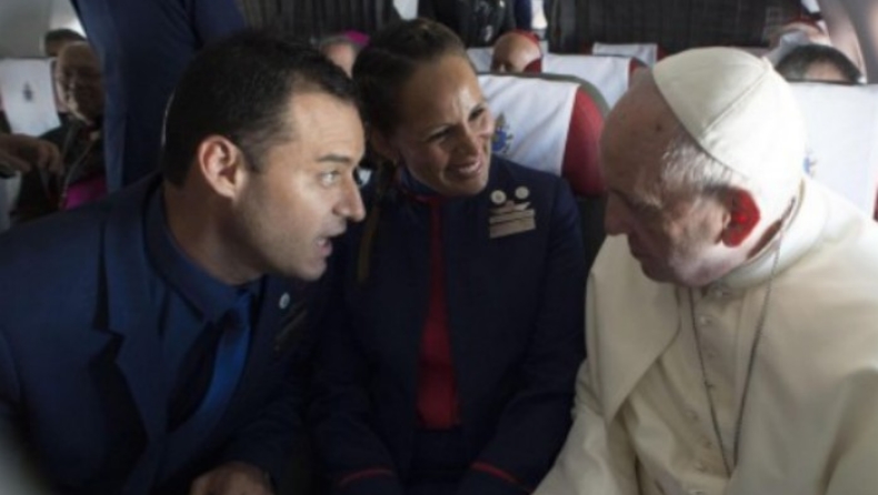 Ο Πάπας πάντρεψε δύο αεροσυνοδούς κατά τη διάρκεια πτήσης (pics)