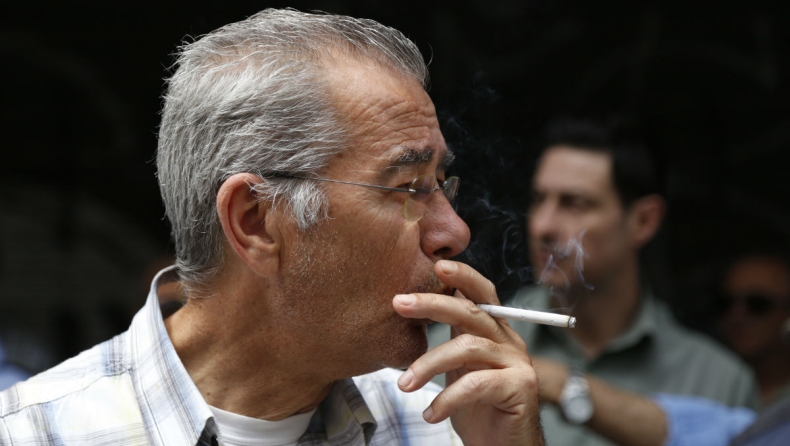 Mε ρυθμούς παγκόσμιου ρεκόρ κόβουν το τσιγάρο οι Έλληνες