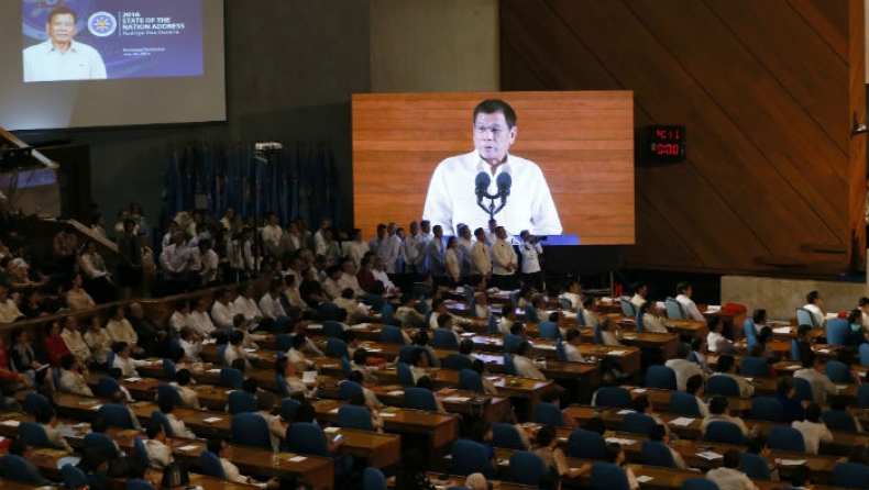 Ο πρόεδρος των Φιλιππίνων μασά τσίχλα για τη μέση του