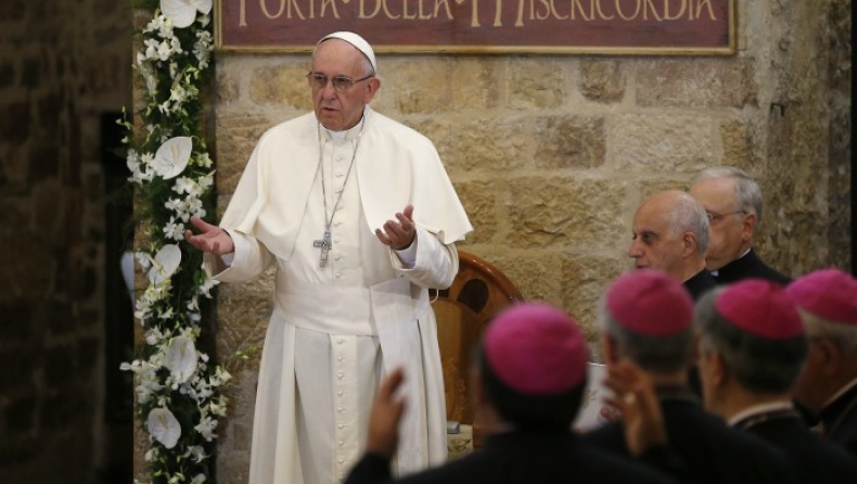 «Ήταν λάθος που ζήτησα αποδεικτικά στοιχεία από τα θύματα παιδεραστών ιερέων», λέει ο πάπας Φραγκίσκος