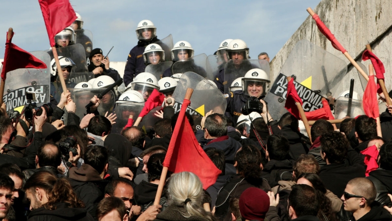 Δακρυγόνα στα σκαλιά της Βουλής (pics & vid)