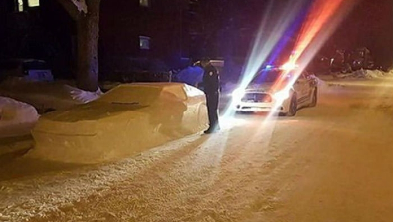 Αστυνομικός πήγε να κόψει κλήση σε αυτοκίνητο φτιαγμένο από χιόνι (pics)