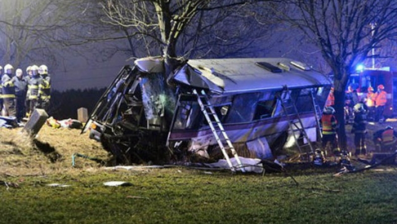 Πολύνεκρο δυστύχημα στην Πράγα με τουριστικό λεωφορείο (pics)