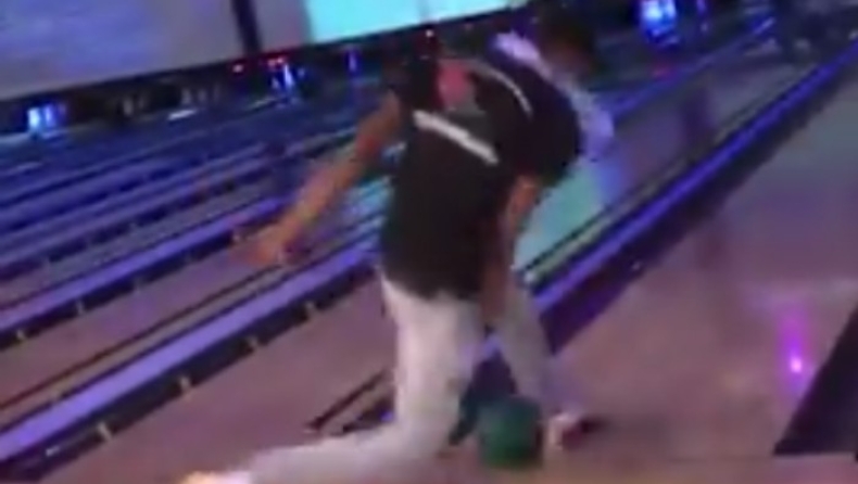 Του είπαν να παίξει bowling αλλά δεν του έδειξαν τον τρόπο (vid)