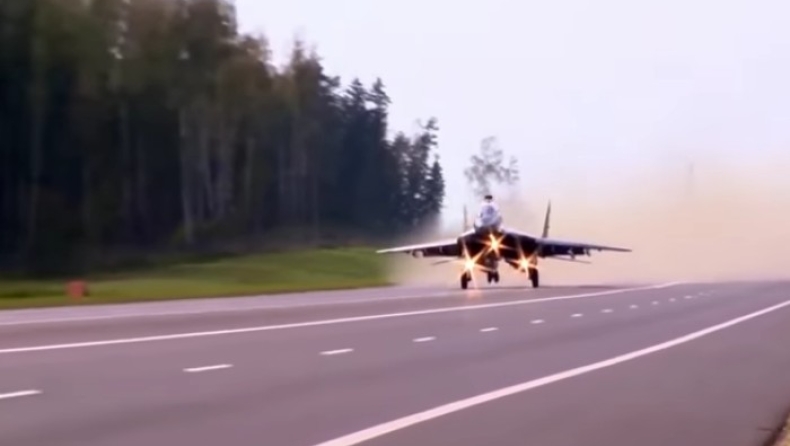 Ρωσικά βομβαρδιστικά έκαναν δοκιμαστικές προσγειώσεις σε αυτοκινητόδρομο (pics & vid)