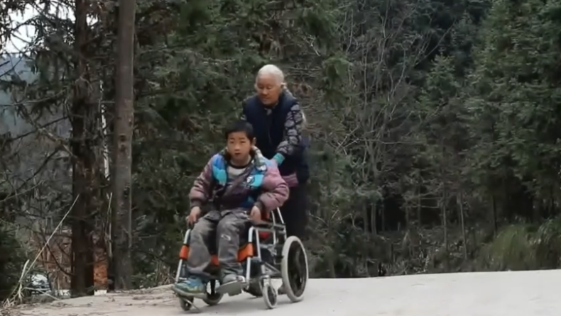 Περπατάει 24 χιλιόμετρα την ημέρα για να πάει τον ανάπηρο εγγονό της στο σχολείο! (pics & vid)