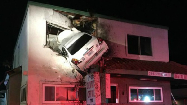 Αυτοκίνητο καρφώθηκε στον 1ο όροφο κτιρίου! (pics & vid)
