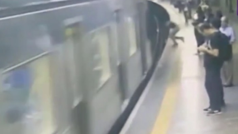 Ψυχοπαθής σπρώχνει γυναίκα στις ράγες του τρένου (pics & vid)