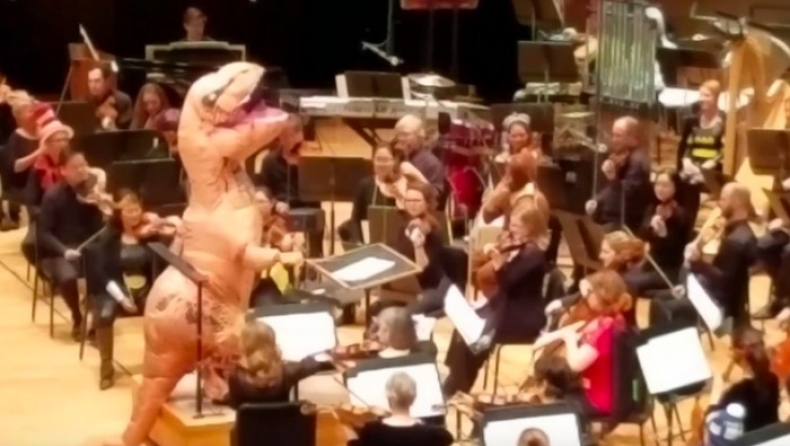 Έπαιξαν τη μουσική του Jurassic Park με μαέστρο τον... Τ-Rex (vid)
