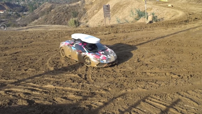 Μια Lamborghini 800 ίππων «βουτάει» στη λάσπη (vid)