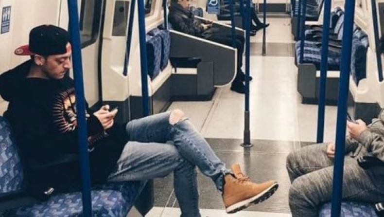 Ο Οζίλ βγήκε για βόλτα στο Λονδίνο και πήρε το μετρό! (pics)