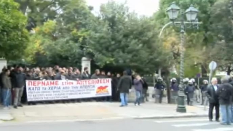 Διαμαρτυρία του ΠΑΜΕ στο Μέγαρο Μαξίμου για το πολυνομοσχέδιο, 1 τραυματίας αστυνομικός (pics & vid)