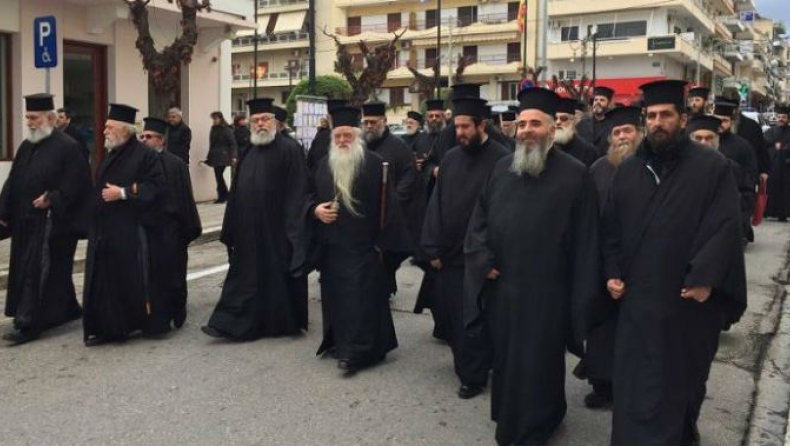 Παπάδες στο Αίγιο έκαναν συλλαλητήριο για τα Σκόπια (pics & vids)