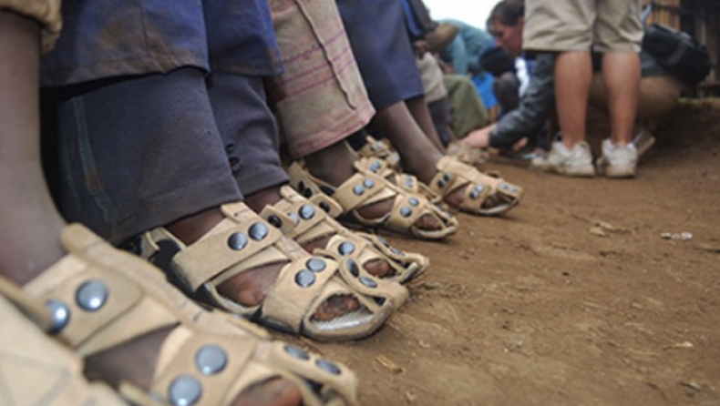 Το παπούτσι που... μεγαλώνει ίσως δώσει τέλος στο μαρτύριο των φτωχών παιδιών (pics & vid)