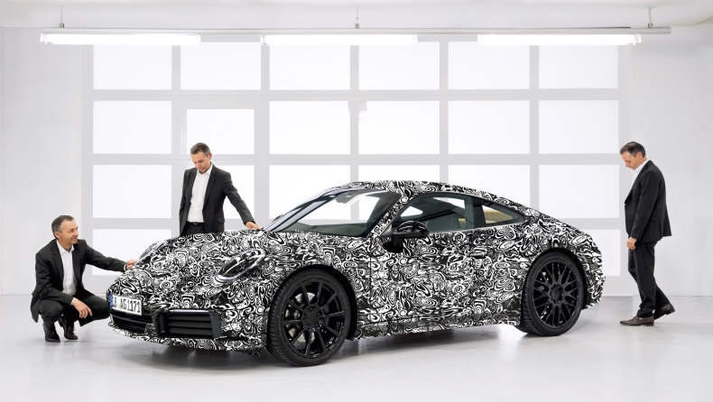 Αποκαλύφθηκε… καμουφλαρισμένη η νέα Porsche 911!