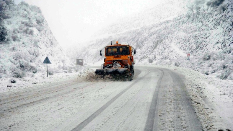 Δεν περνούν τα φορτηγά προς Δομοκό, χιόνια και στα Τρίκαλα