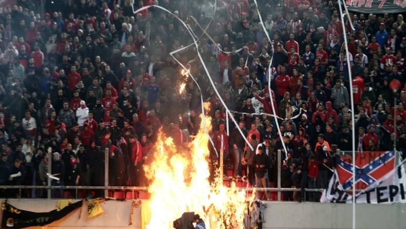 Φωτιά στη Θύρα 7 στο «Καραϊσκάκης» (pics)