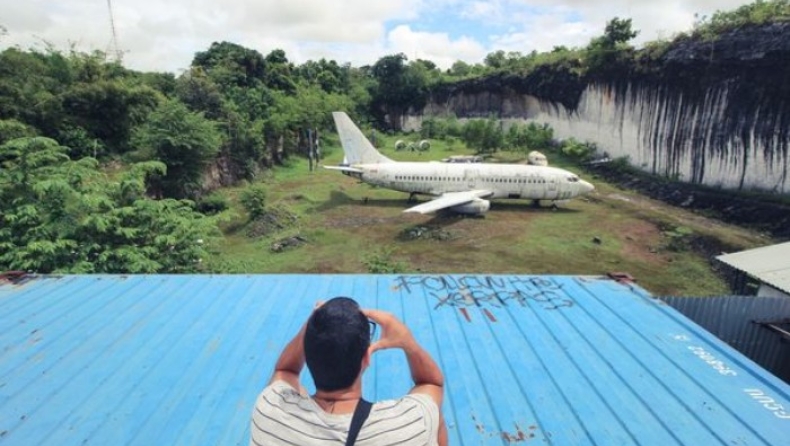 Μυστήριο με άθικτο αεροπλάνο στη μέση της ζούγκλας στο Μπαλί (pics)