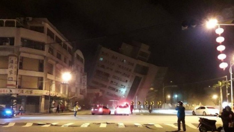 Ισχυρός σεισμός στην Ταϊβάν, «έγειρε» ξενοδοχείο (pics & vid)