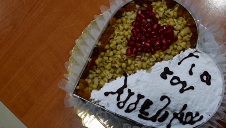 Μερακλής πήρε στη γυναίκα του τούρτα με κόλλυβα για του Αγίου Βαλεντίνου (vid)