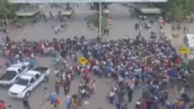 Χιλιάδες πολίτες της Βενεζουέλας συνωστίζονται στα σύνορα με την Κολομβία για να διαφύγουν (vid)