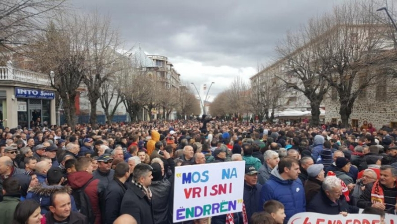 Δεκάδες χιλιάδες οπαδοί της Σκεντερμπέου διαδηλώνουν εναντίον της UEFA!