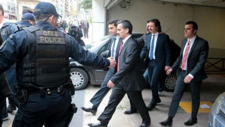 Μέχρι τα τέλη Απριλίου πρέπει να αφεθούν ελεύθεροι οι 8 Τούρκοι αξιωματικοί