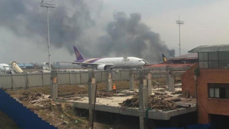 Αεροσκάφος τυλίχτηκε στις φλόγες στο Νεπάλ (vid)